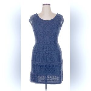 Lacy dress in navy blue.